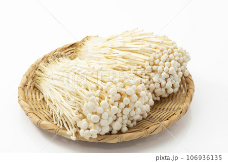 盆ざるに乗せたえのきたけ_白バック 盆ざるに乗せたえのきたけ_白バック 106936135