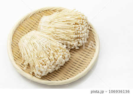 盆ざるに乗せたえのきたけ_白バック 盆ざるに乗せたえのきたけ_白バック 106936136