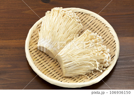 盆ざるに乗せたえのきたけ 盆ざるに乗せたえのきたけ 106936150