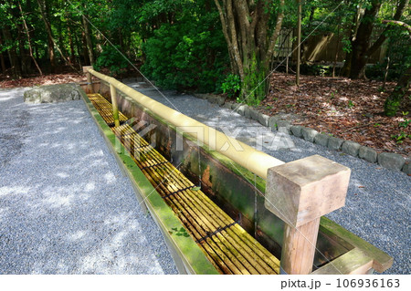 お寺の手水舎 106936163