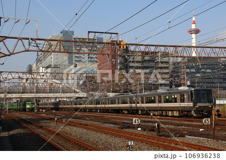 京都市内を行く東海道本線223系:新快速列車 京都市内を行く東海道本線223系:新快速列車 106936238