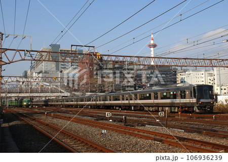 京都市内を行く東海道本線223系：新快速列車 106936239