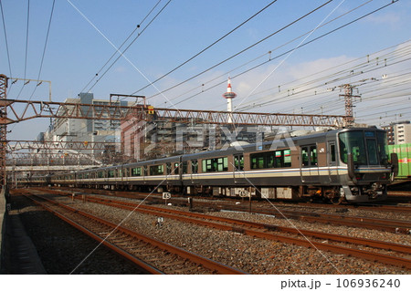 京都市内を行く東海道本線223系：新快速列車 106936240