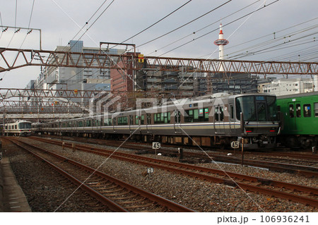 京都市内を行く東海道本線223系：新快速列車 106936241