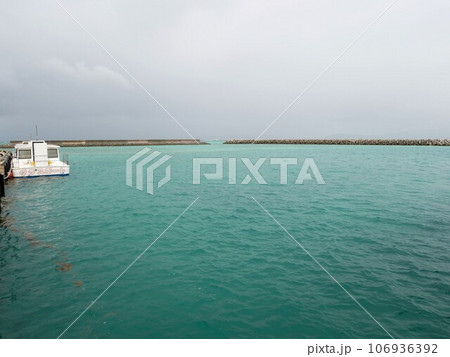 竹富島の港 エメラルドグリーンの海と船 (沖縄県) 竹富島の港 エメラルドグリーンの海と船 (沖縄県) 106936392