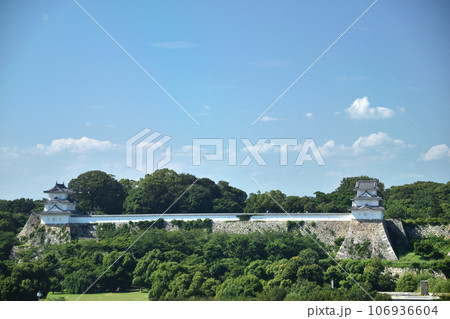 明石城　2つの櫓と白い塀 106936604