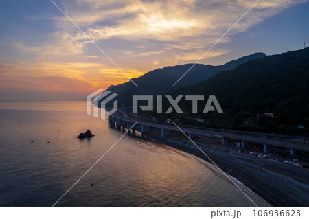 ドローン・空撮｜早朝の親不知海岸（親不知ピアパーク周辺） 106936623