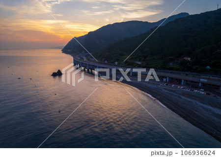 ドローン・空撮|早朝の親不知海岸(親不知ピアパーク周辺) ドローン・空撮|早朝の親不知海岸(親不知ピアパーク周辺) 106936624