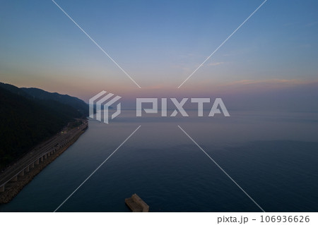 ドローン・空撮｜早朝の親不知海岸（親不知ピアパーク周辺） 106936626