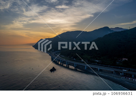 ドローン・空撮｜早朝の親不知海岸（親不知ピアパーク周辺） 106936631