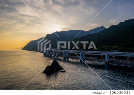ドローン・空撮｜早朝の親不知海岸（親不知ピアパーク周辺） 106936632