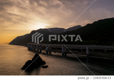 ドローン・空撮|早朝の親不知海岸(親不知ピアパーク周辺) ドローン・空撮|早朝の親不知海岸(親不知ピアパーク周辺) 106936633