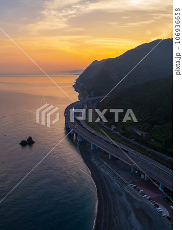 ドローン・空撮|早朝の親不知海岸(親不知ピアパーク周辺) ドローン・空撮|早朝の親不知海岸(親不知ピアパーク周辺) 106936658