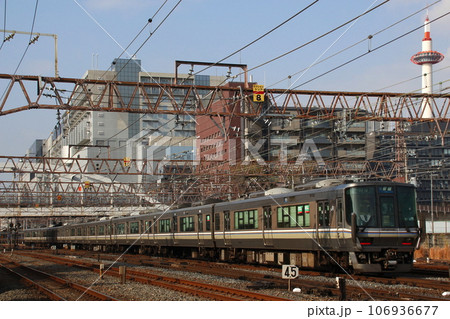 京都市内を行く東海道本線／琵琶湖線223系電車 106936677