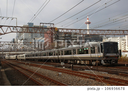 京都市内を行く東海道本線/琵琶湖線223系電車 京都市内を行く東海道本線/琵琶湖線223系電車 106936678