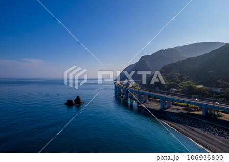 ドローン・空撮｜朝の親不知海岸（親不知ピアパーク周辺） 106936800