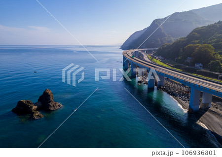 ドローン・空撮｜朝の親不知海岸（親不知ピアパーク周辺） 106936801
