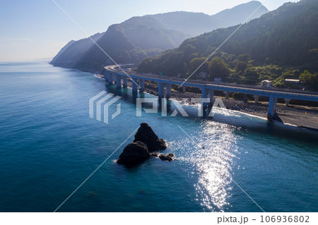 ドローン・空撮｜朝の親不知海岸（親不知ピアパーク周辺） 106936802