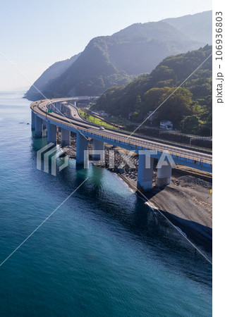 ドローン・空撮｜朝の親不知海岸（親不知ピアパーク周辺） 106936803
