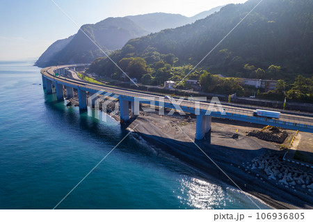 ドローン・空撮|朝の親不知海岸(親不知ピアパーク周辺) ドローン・空撮|朝の親不知海岸(親不知ピアパーク周辺) 106936805