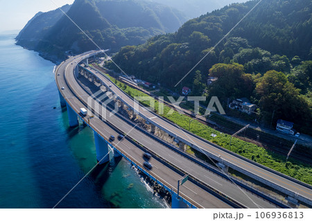 ドローン・空撮|朝の親不知海岸(親不知ピアパーク周辺) ドローン・空撮|朝の親不知海岸(親不知ピアパーク周辺) 106936813