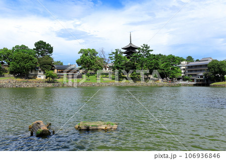 猿沢池からみた興福寺の五重塔 猿沢池からみた興福寺の五重塔 106936846