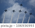 編隊飛行する戦闘機 106936993