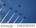 飛行機雲を引きながら飛行するブルーインパルス 106936995