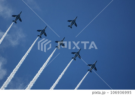 飛行機雲を引きながら飛行するブルーインパルス 106936995