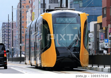 【宇都宮ライトレール】HU300形（宇都宮芳賀ライトレール線：宇都宮駅東口〜東宿郷） 106937016