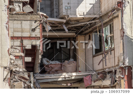 解体工事で傾いたビルの躯体 106937099