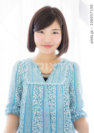 美しい笑顔の女性のポートレート 106937198