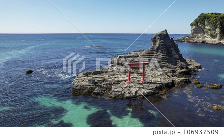 海に浮かぶ鳥居 106937509