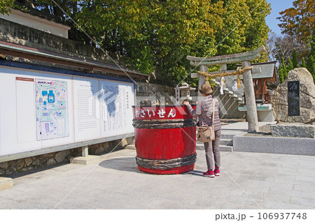 山口県の防府天満宮参道にある酒垂神社と人物 山口県の防府天満宮参道にある酒垂神社と人物 106937748