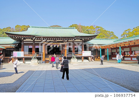 山口県の防府天満宮拝殿と参拝する人々 106937754