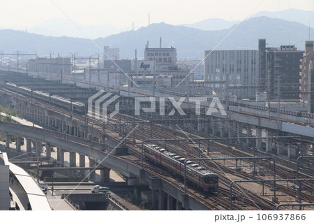 姫路駅付近を行く特急はまかぜ号（キハ189系車両：大阪⇔鳥取） 106937866