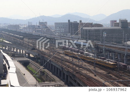 姫路駅付近を行く山陽本線113系（姫路発岡山方面行） 106937962