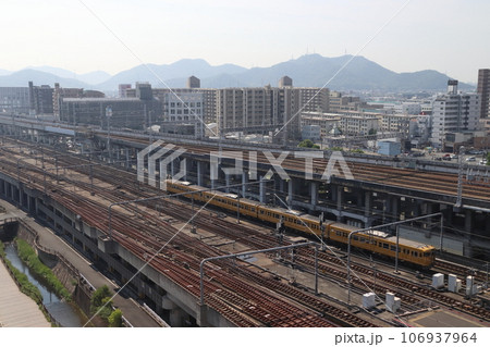 姫路駅付近を行く山陽本線113系（姫路発岡山方面行） 106937964