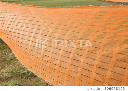 どんどん続くオレンジシート 106938196