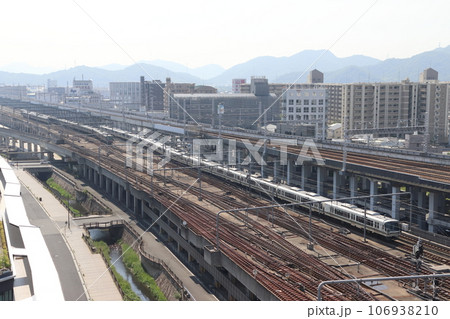 姫路駅付近を行くJR神戸線221系（快速列車） 106938210