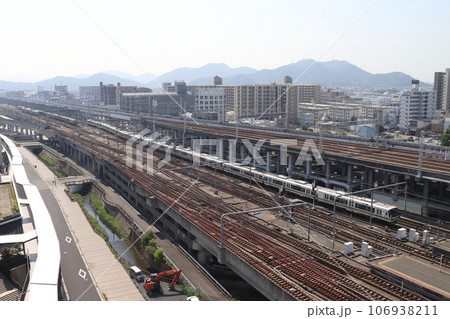 姫路駅付近を行くJR神戸線221系(快速列車) 姫路駅付近を行くJR神戸線221系(快速列車) 106938211