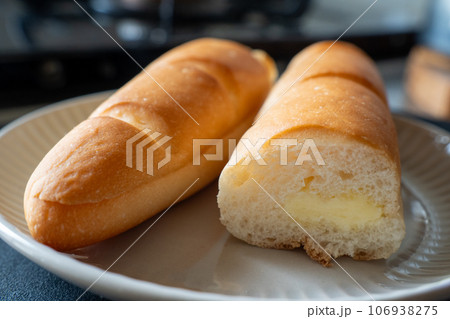 皿の上に載せたスタイリッシュなミルクフランスパン 106938275