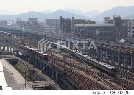 姫路駅付近を行くJR神戸線223系(新快速列車) 姫路駅付近を行くJR神戸線223系(新快速列車) 106938299