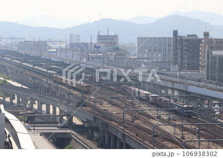 姫路駅付近を通過する山陽本線貨物列車（EF210形牽引） 106938302