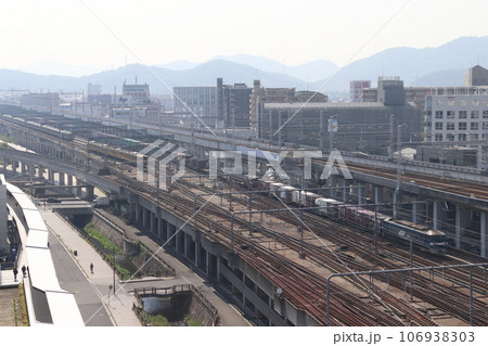 姫路駅付近を通過する山陽本線貨物列車（EF210形牽引） 106938303