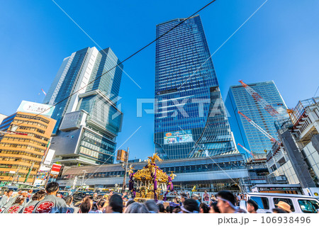 日本の東京都市景観 4年ぶり渋谷「金王八幡宮例大祭」。街に神輿が登場。外国人がスマホで…=9月17日 日本の東京都市景観 4年ぶり渋谷「金王八幡宮例大祭」。街に神輿が登場。外国人がスマホで…=9月17日 106938496