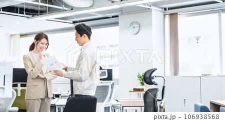 オフィス移転 作業着を着た女性とスーツを着た女性 オフィス移転 作業着を着た女性とスーツを着た女性 106938568