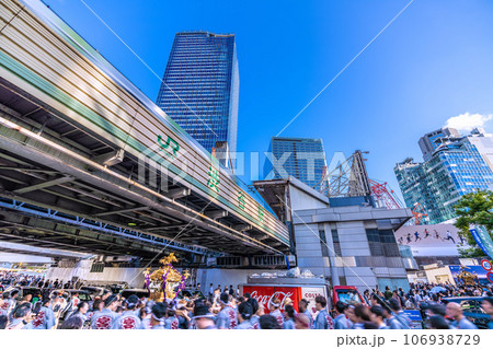 日本の東京都市景観 4年ぶり渋谷「金王八幡宮例大祭」。街に神輿が登場。右奥にも神輿…＝9月17日 106938729