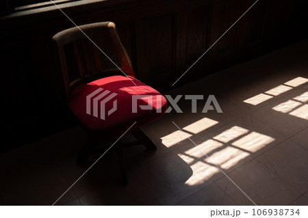 レトロな部屋と赤いクッションのイス 106938734
