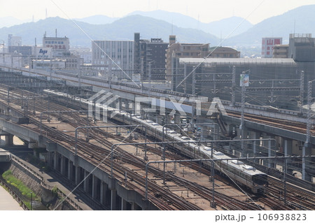 姫路駅付近に到着するJR神戸線225系各停（西明石発姫路行） 106938823